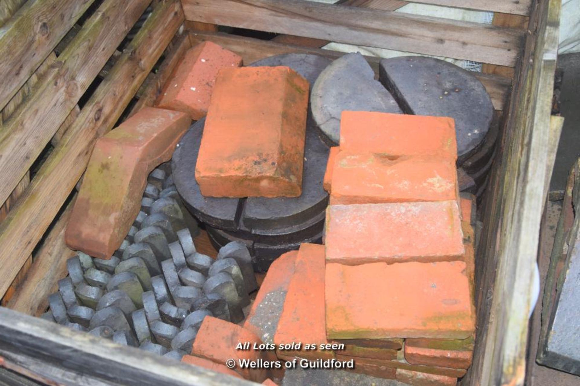*CRATE CONTAINING A MIXTURE OF PAVERS AND EDGING