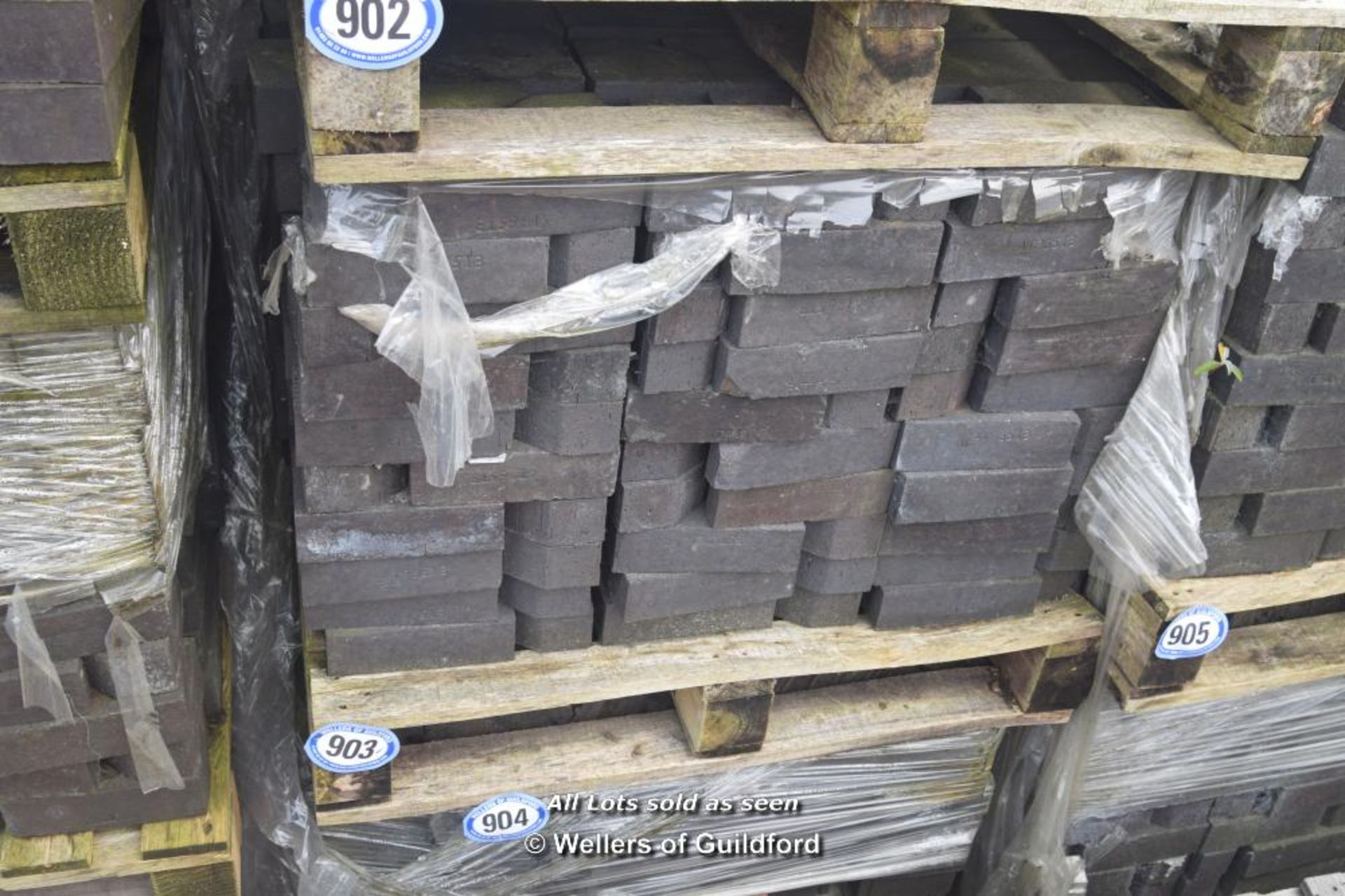 *PALLET OF APPROX FOUR HUNDRED IBSTOCK BLUE ANGLED EDGE BRICKS