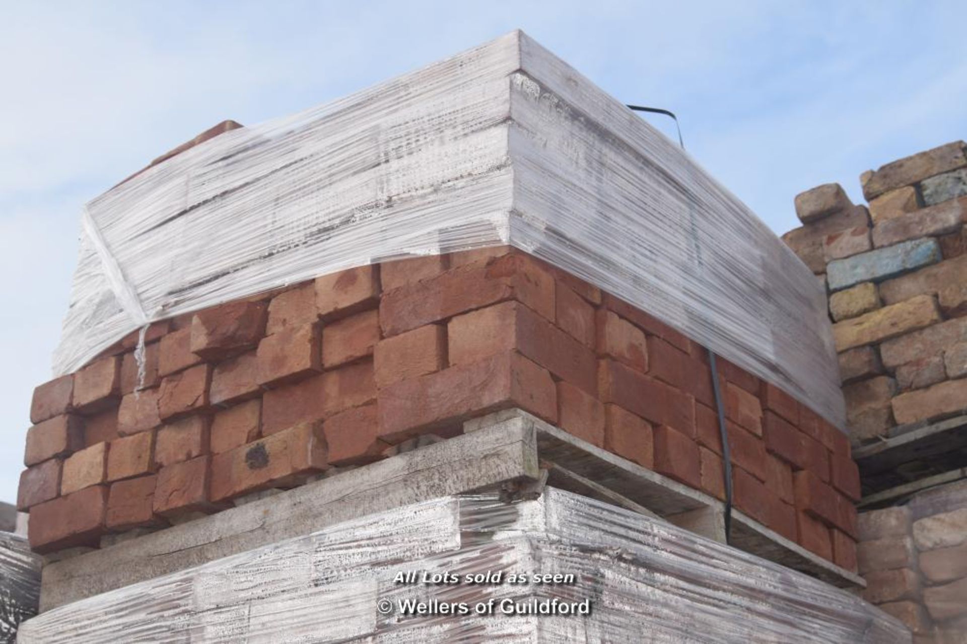 *PALLET OF APPROX FOUR HUNDRED RED STOCK BRICKS, 9" X 2 3/4"