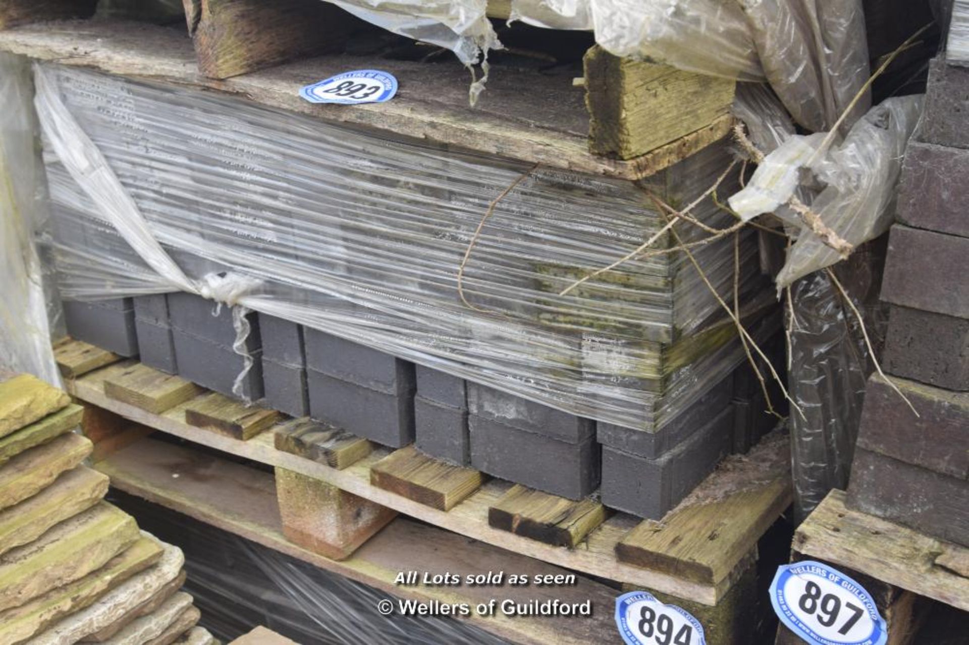 *PALLET OF APPROX FOUR HUNDRED IBSTOCK BLUE ANGLED EDGE BRICKS