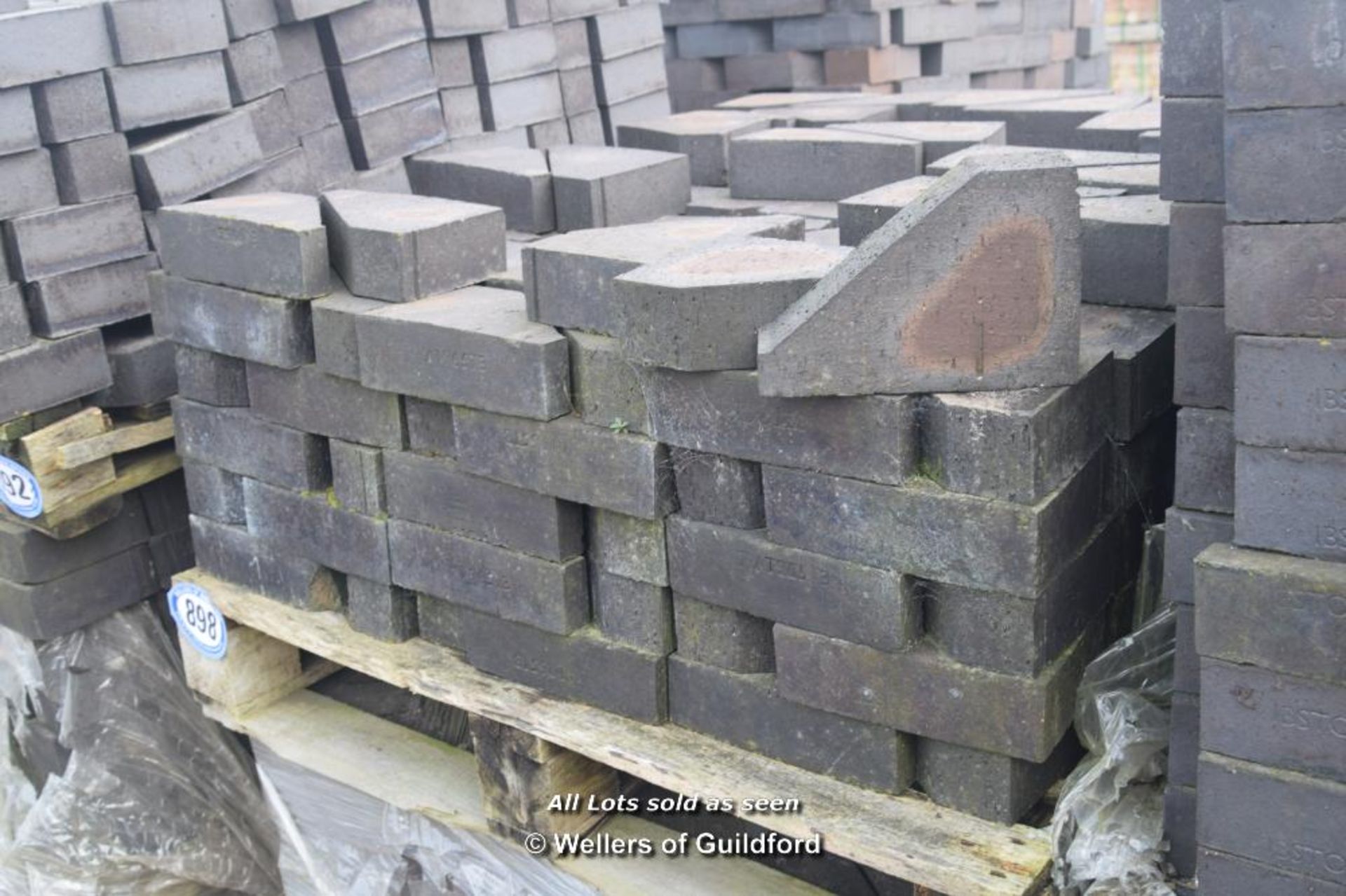 *PALLET OF APPROX FOUR HUNDRED IBSTOCK BLUE ANGLED EDGE BRICKS