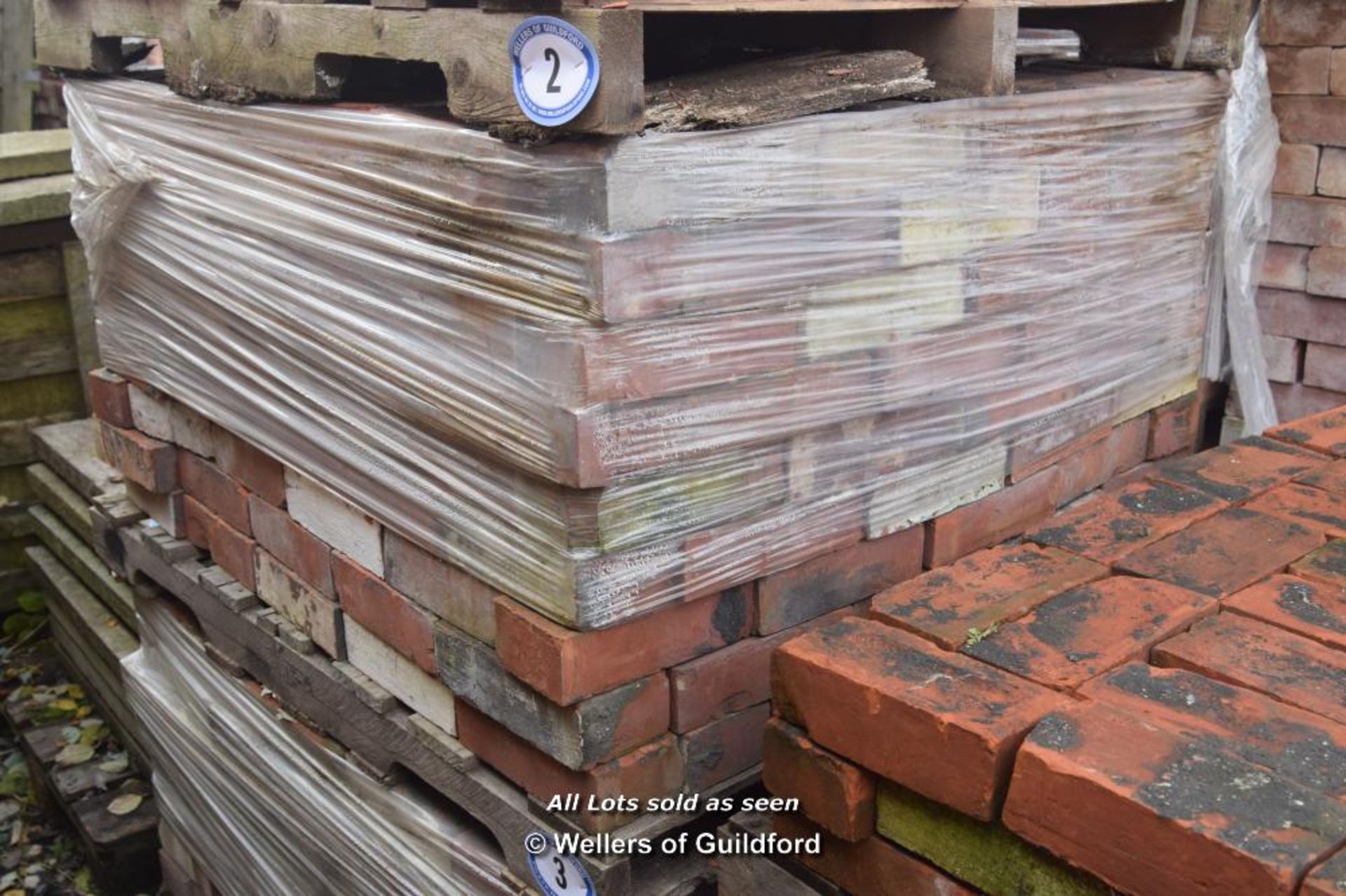 *PALLET OF APPROX FOUR HUNDRED RED BRICKS, 9" X 2 3/4"