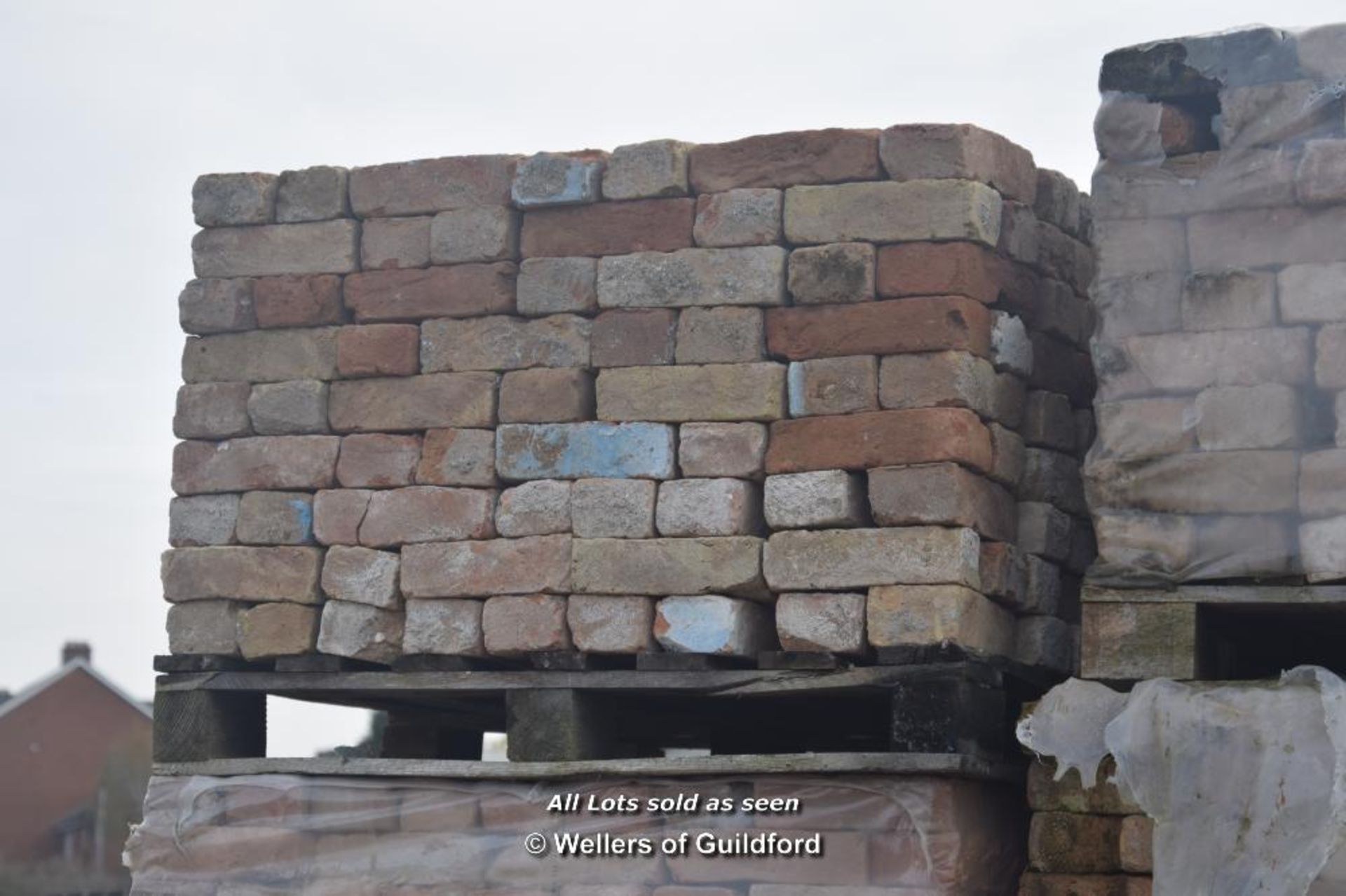 *PALLET OF APPROX FOUR HUNDRED RED STOCK BRICKS, 9" X 2 3/4"