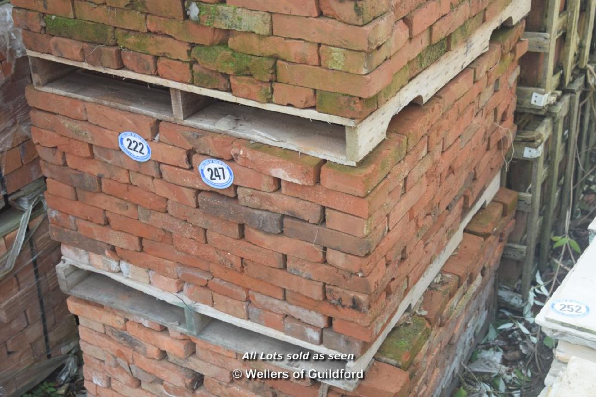 *PALLET OF APPROX FOUR HUNDRED AND FIFTY RED BRICKS APPROX SIXE 9" X 2"