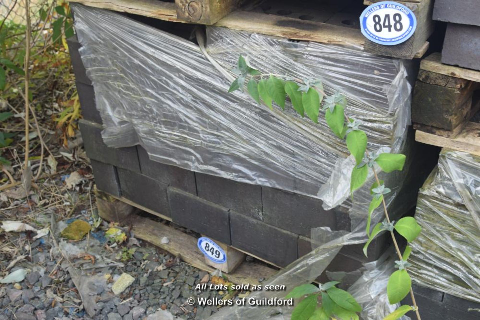 *PALLET OF APPROX ONE HUNDRED AND FIFTY IBSTOCK BLUE DOUBLE BRICKS