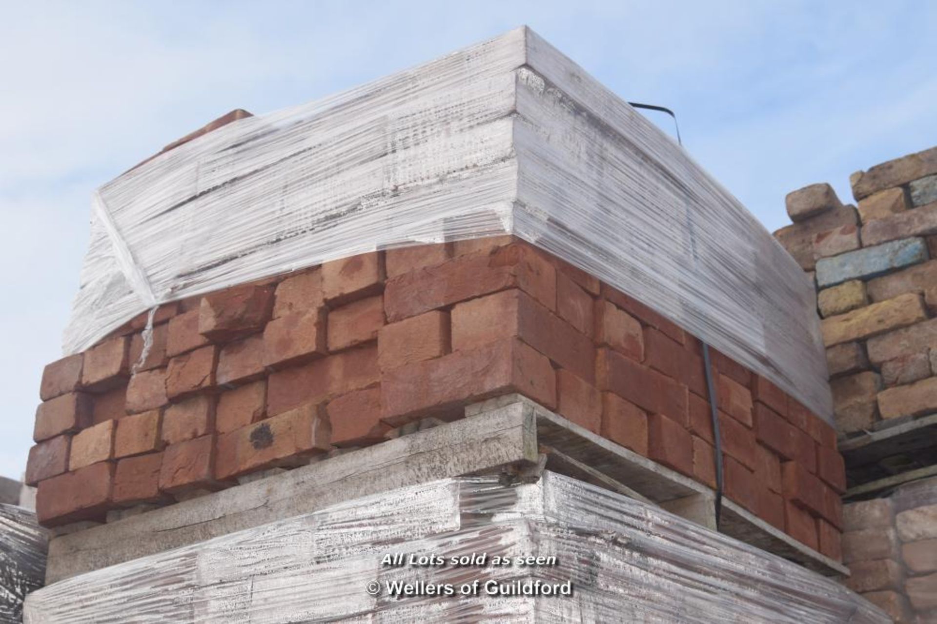 *PALLET OF APPROX FOUR HUNDRED RED STOCK BRICKS, 9" X 2 3/4"