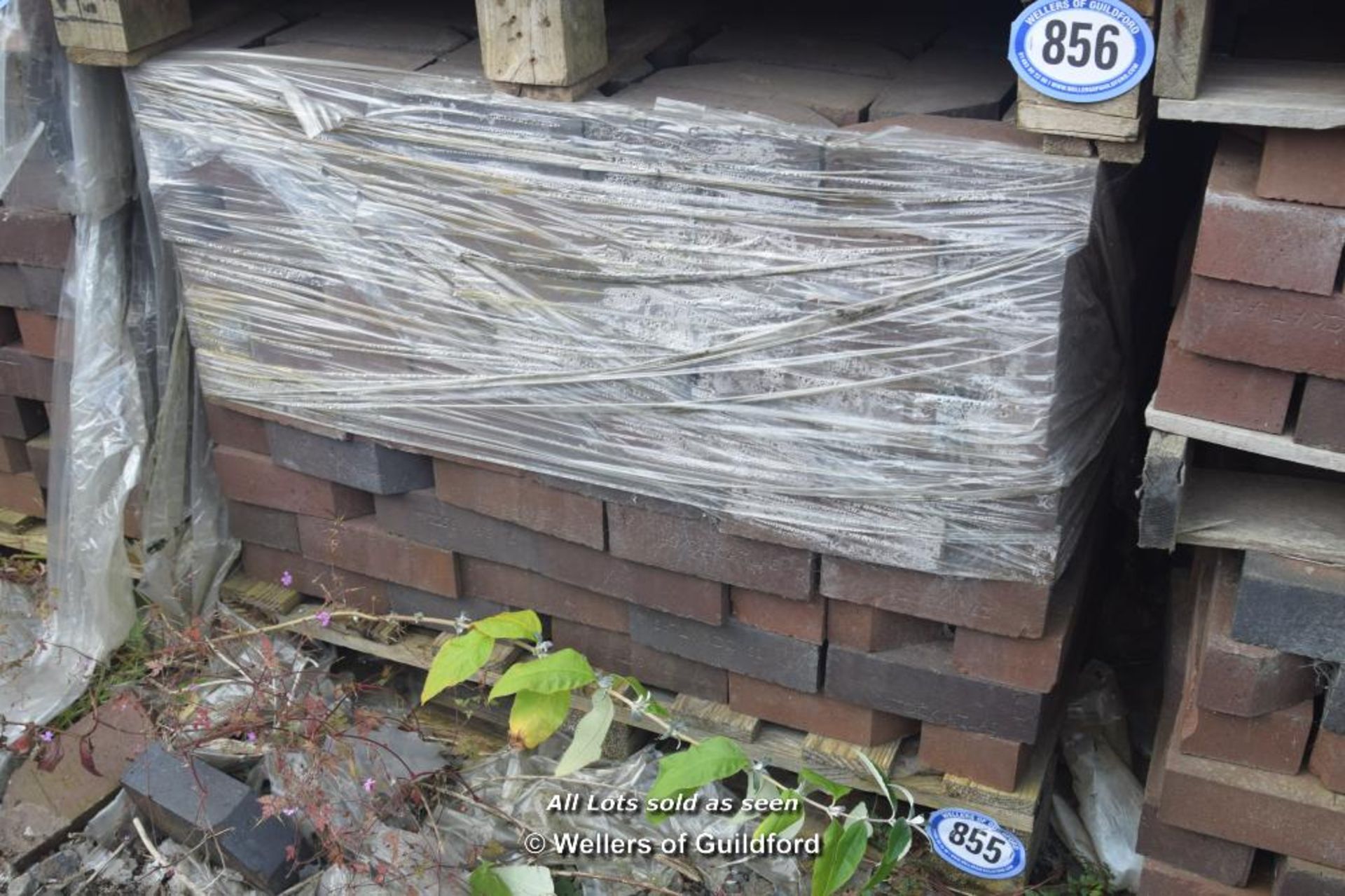 *PALLET OF APPROX FOUR HUNDRED IBSTOCK BLUE SINGLE CANT BRICKS