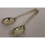 A pair of silver serving spoons of shaped form, London 1913, 140g.
