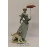 Lladro figurine Lady with Shawl 4935.
