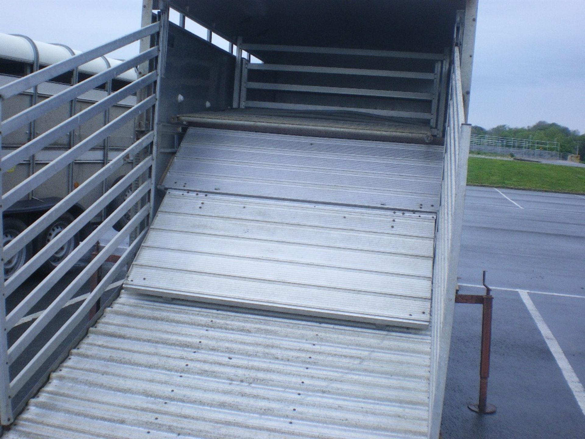 12FT IFOR WILLIAMS LIVESTOCK CONTAINER WITH SHEEP DECKS - Image 2 of 2