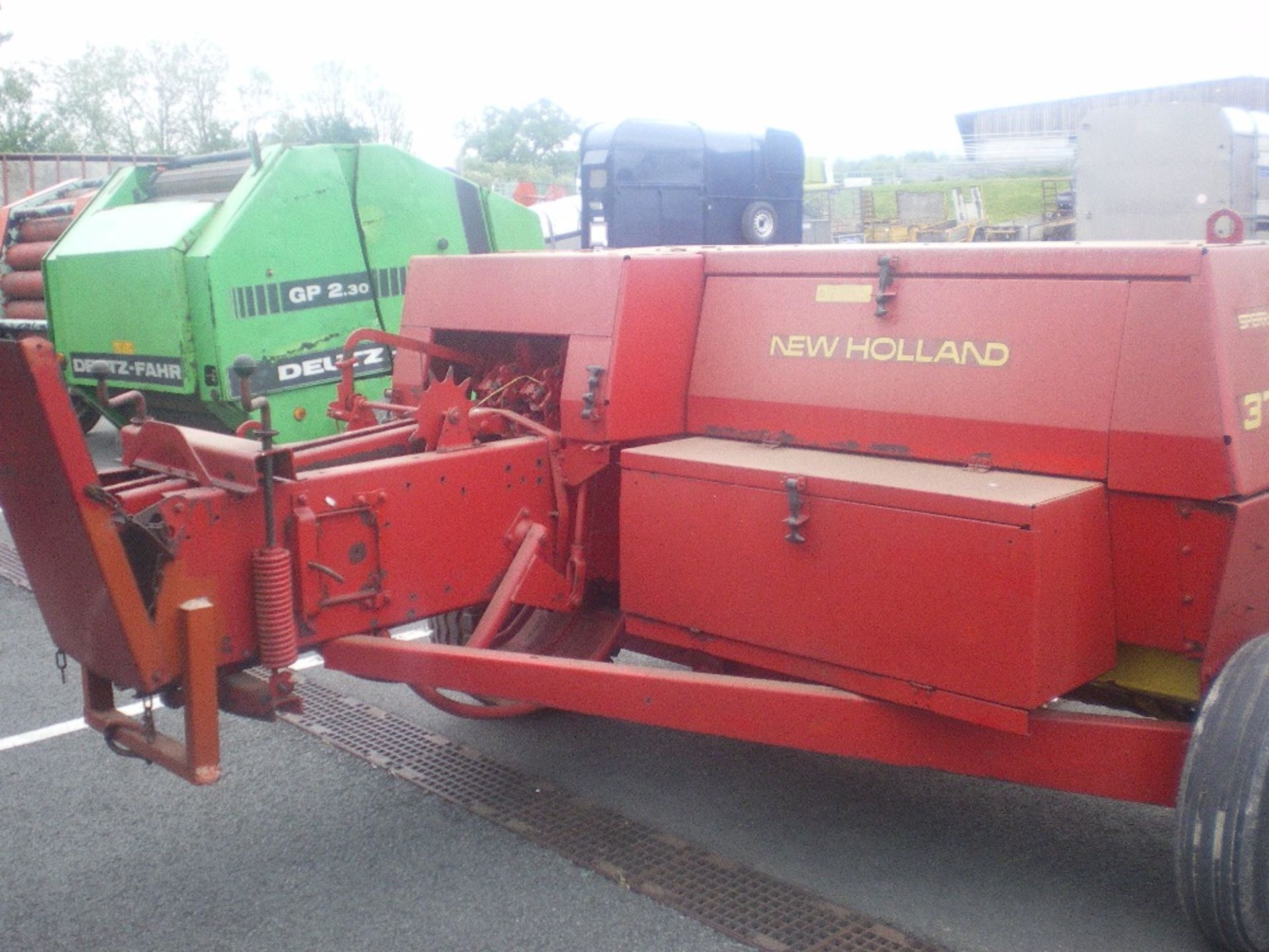 NEW HOLLAND 370 HAYLINER CONVENTIONAL BALER - Image 2 of 2