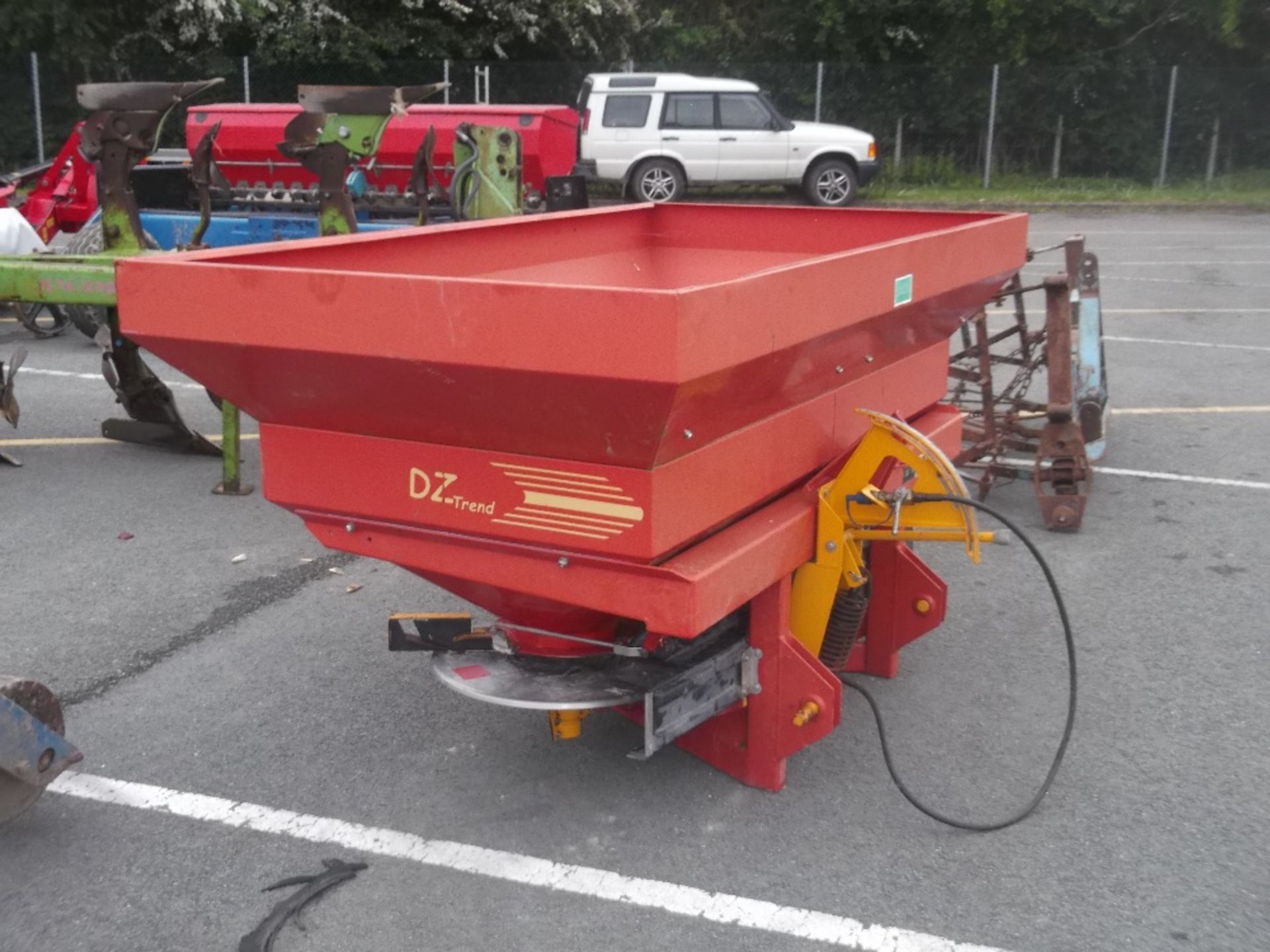 DZ KRM FERT SPREADER - Image 2 of 2