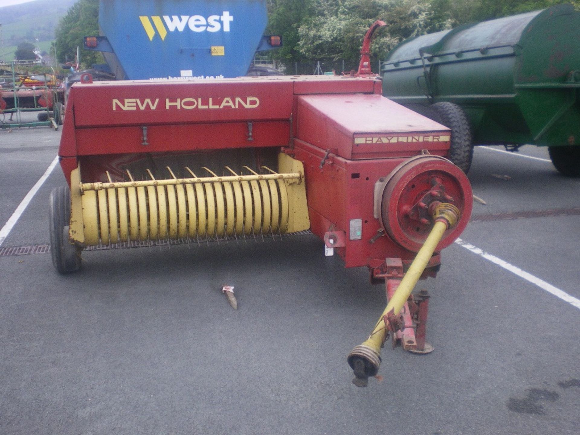 NEW HOLLAND 370 HAYLINER CONVENTIONAL BALER