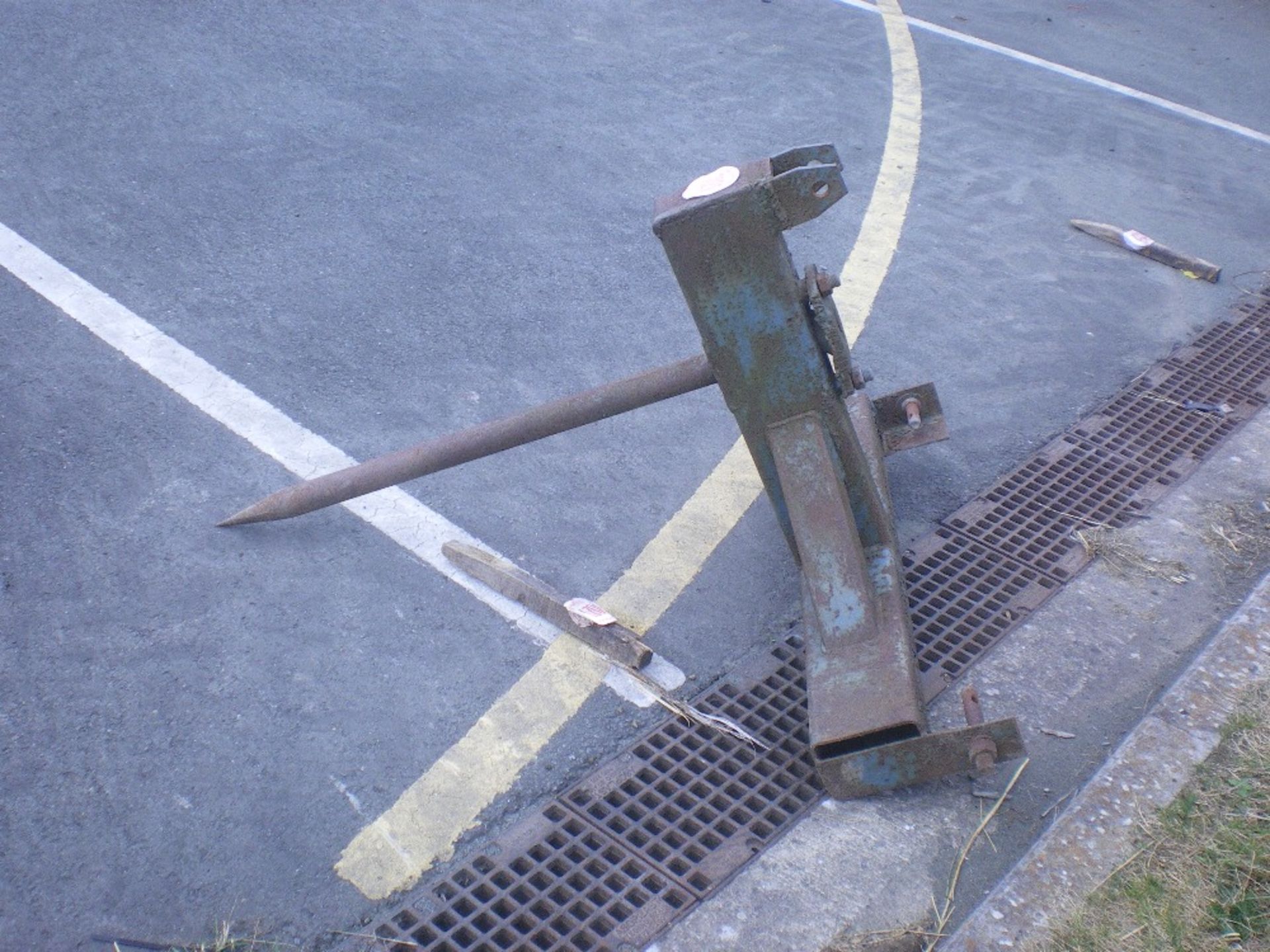 BALE SPIKE FOR REAR END OF TRACTOR