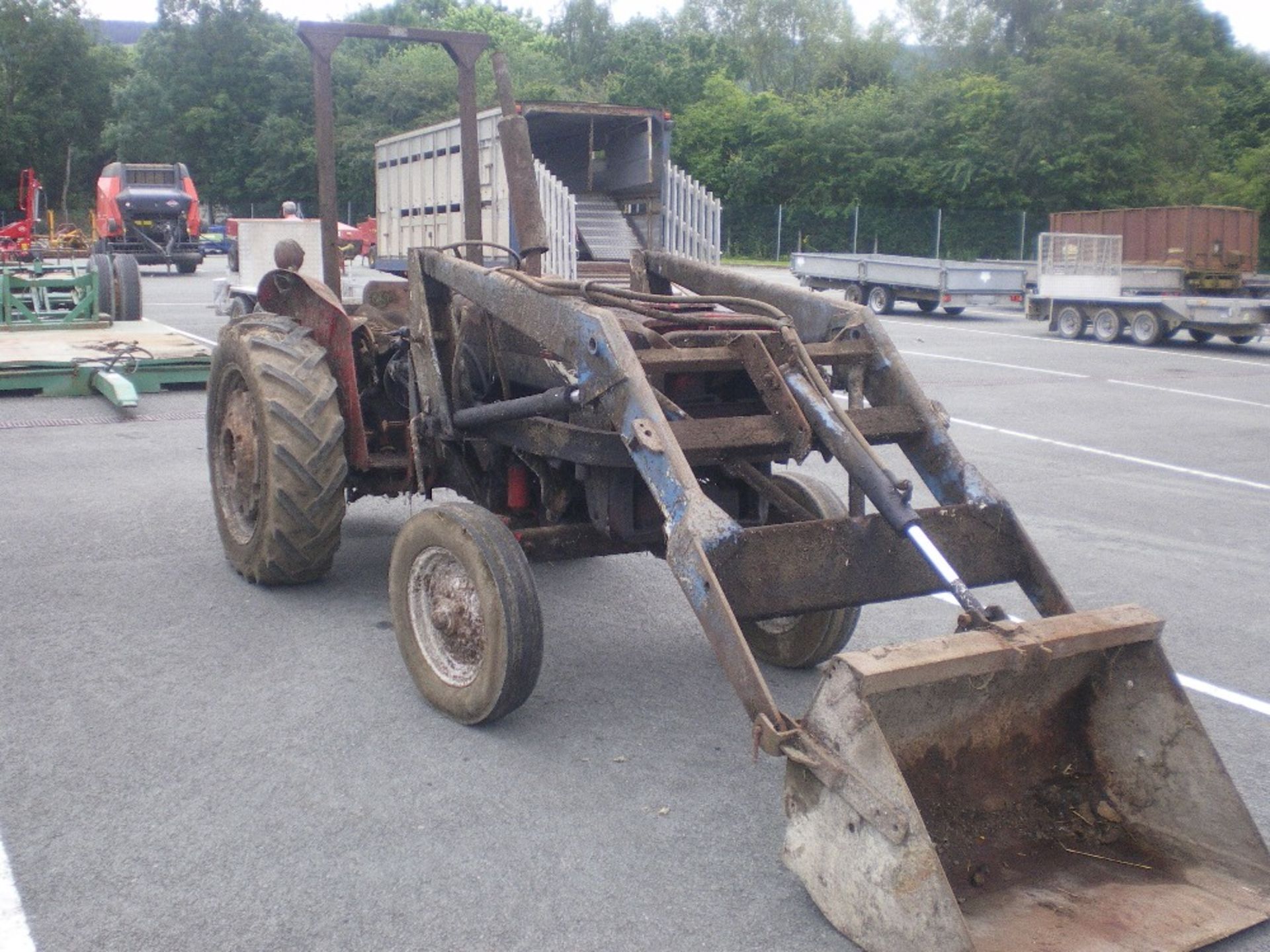 INTERNATIONAL TRACTOR WITH POWER LOADER