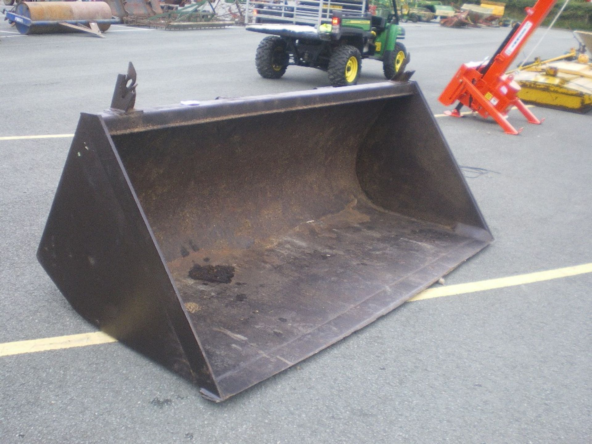 8FT MANITOU BUCKET - Image 2 of 2