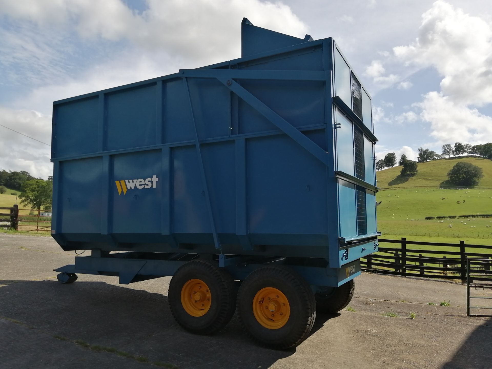 8 TON WEST SILAGE TRAILER - AS NEW - Image 4 of 4