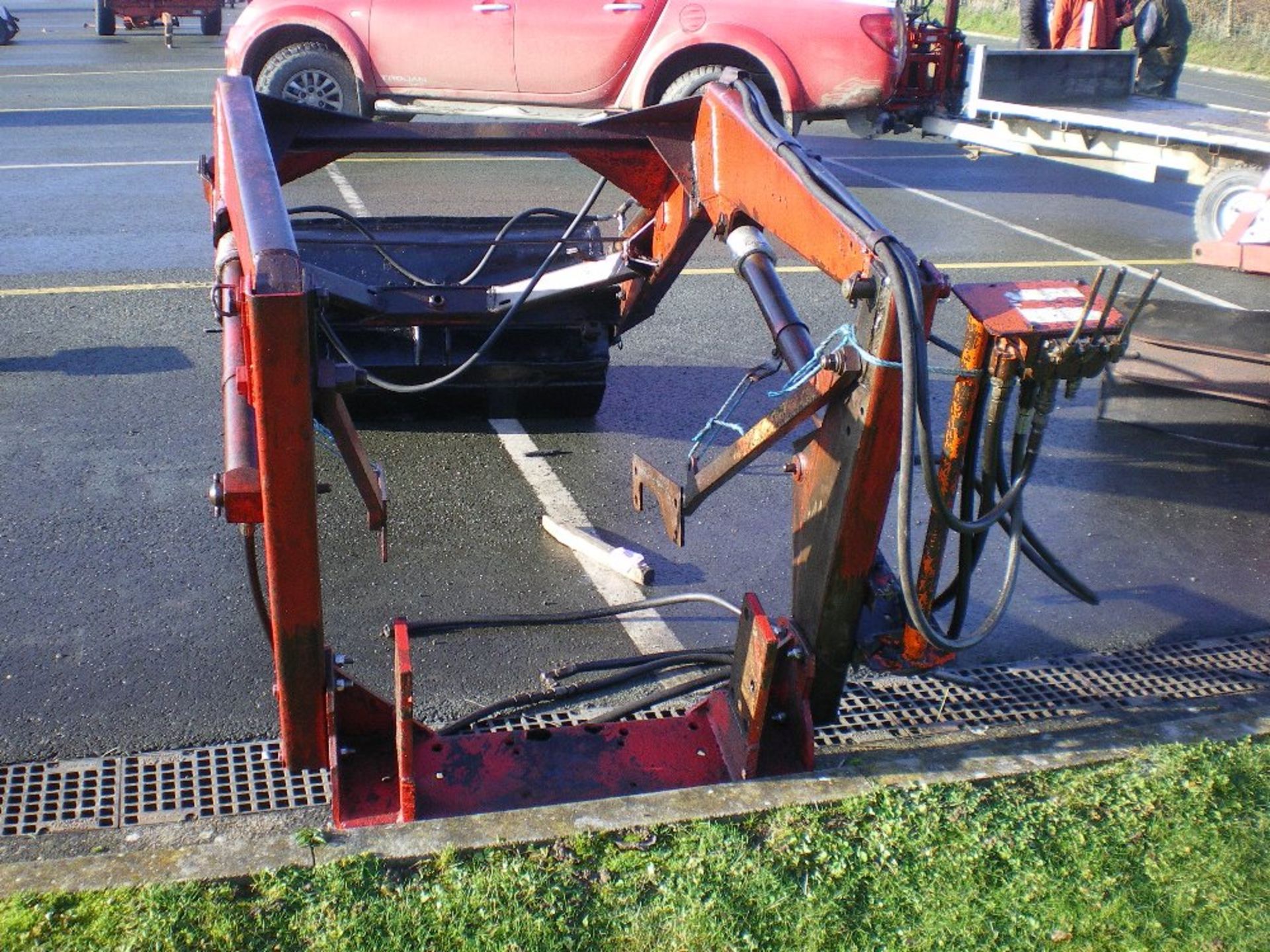 FRONT END LOADER OFF INTERNATIONAL - Image 2 of 2