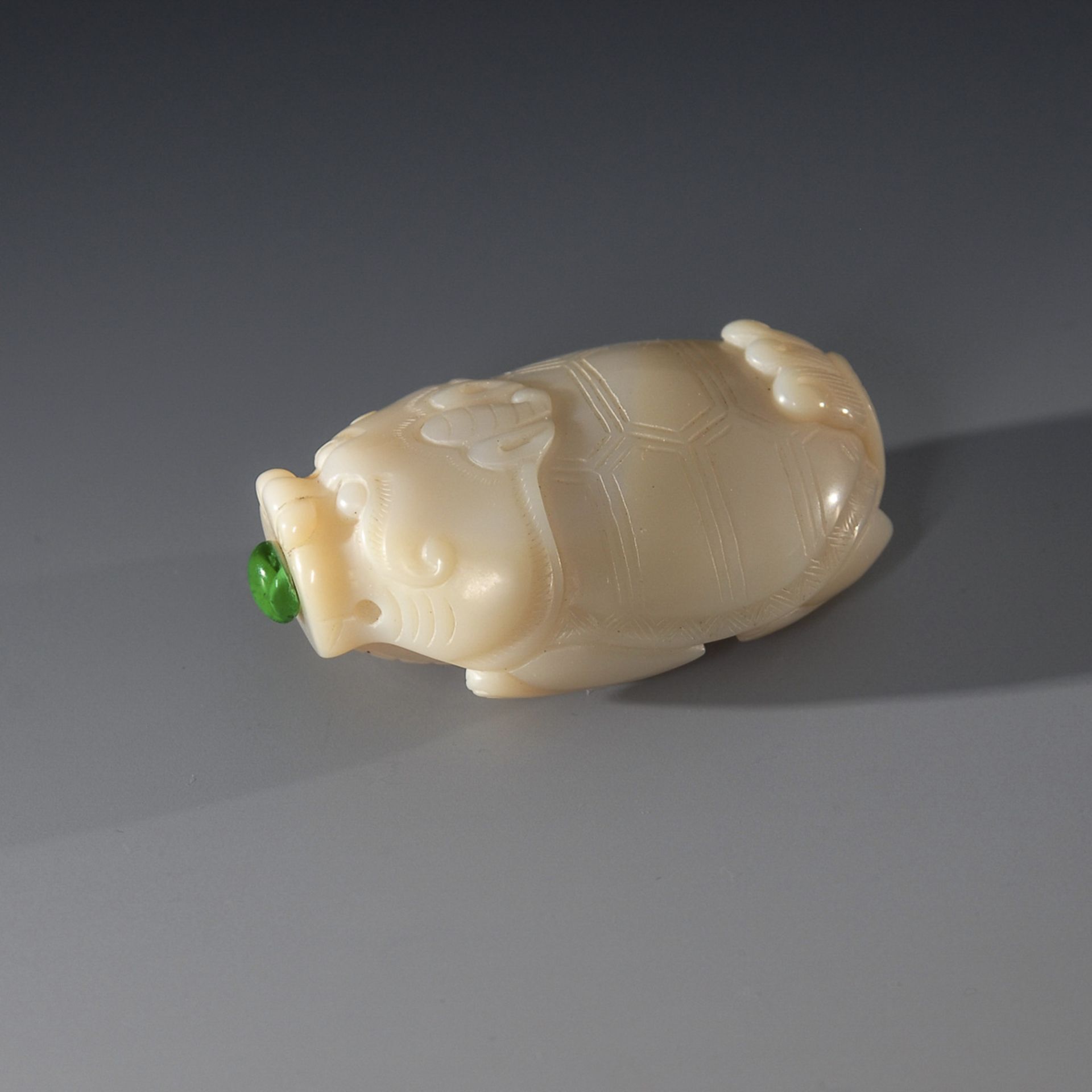 Snuffbottle - Schildkröte, weiße Jade.A Qing Dynasty White Jade Snuffbottle in the Shape of a - Image 2 of 4