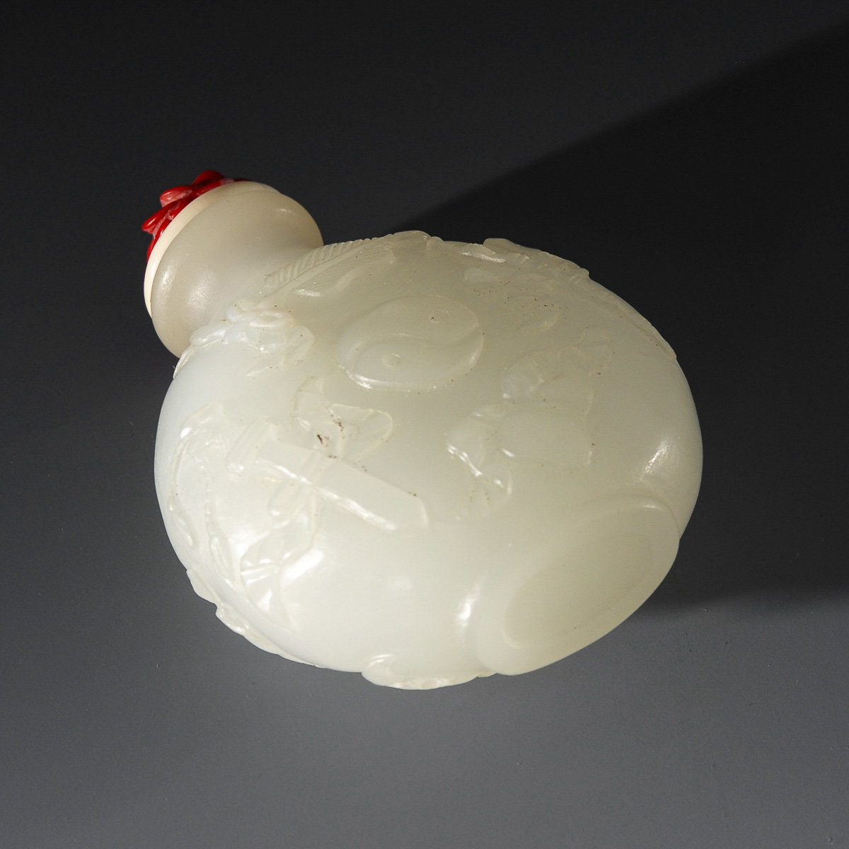 Snuffbottle aus weißer Nephrit-Jade.A Qing Dynasty White Nephrit Jade Snuff Bottle decorated with - Image 2 of 3