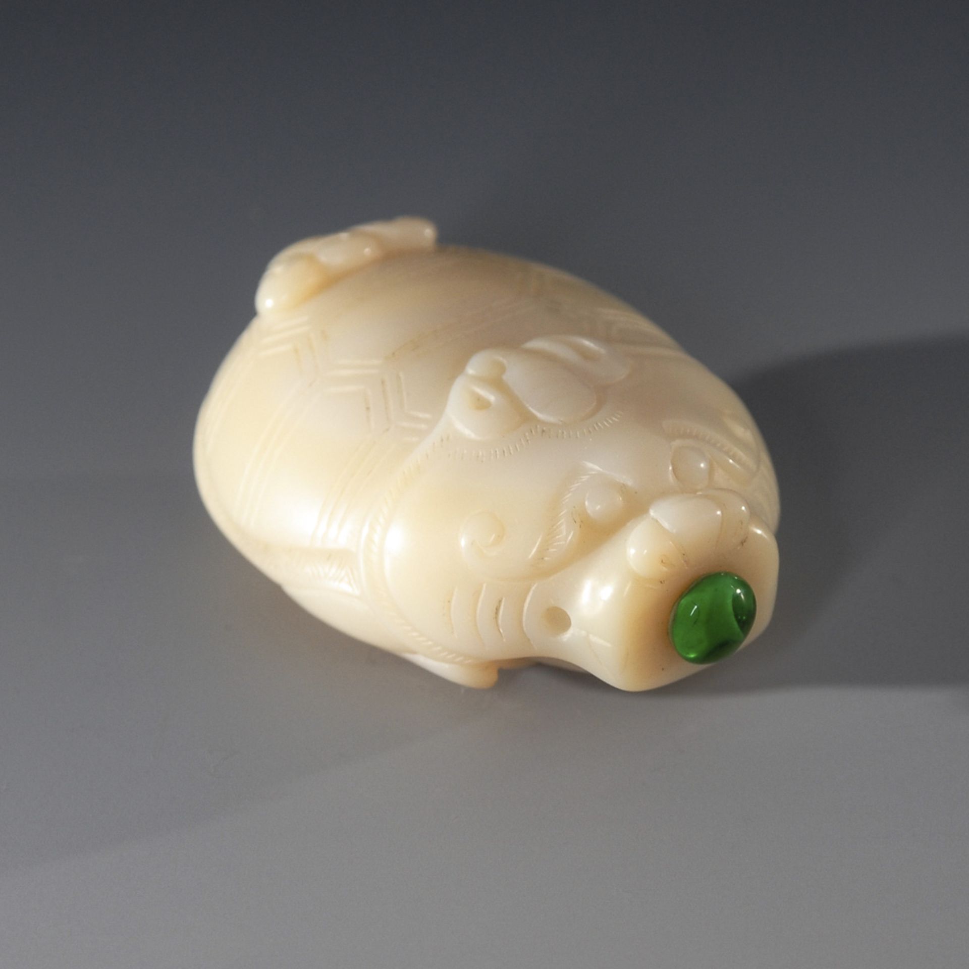 Snuffbottle - Schildkröte, weiße Jade.A Qing Dynasty White Jade Snuffbottle in the Shape of a