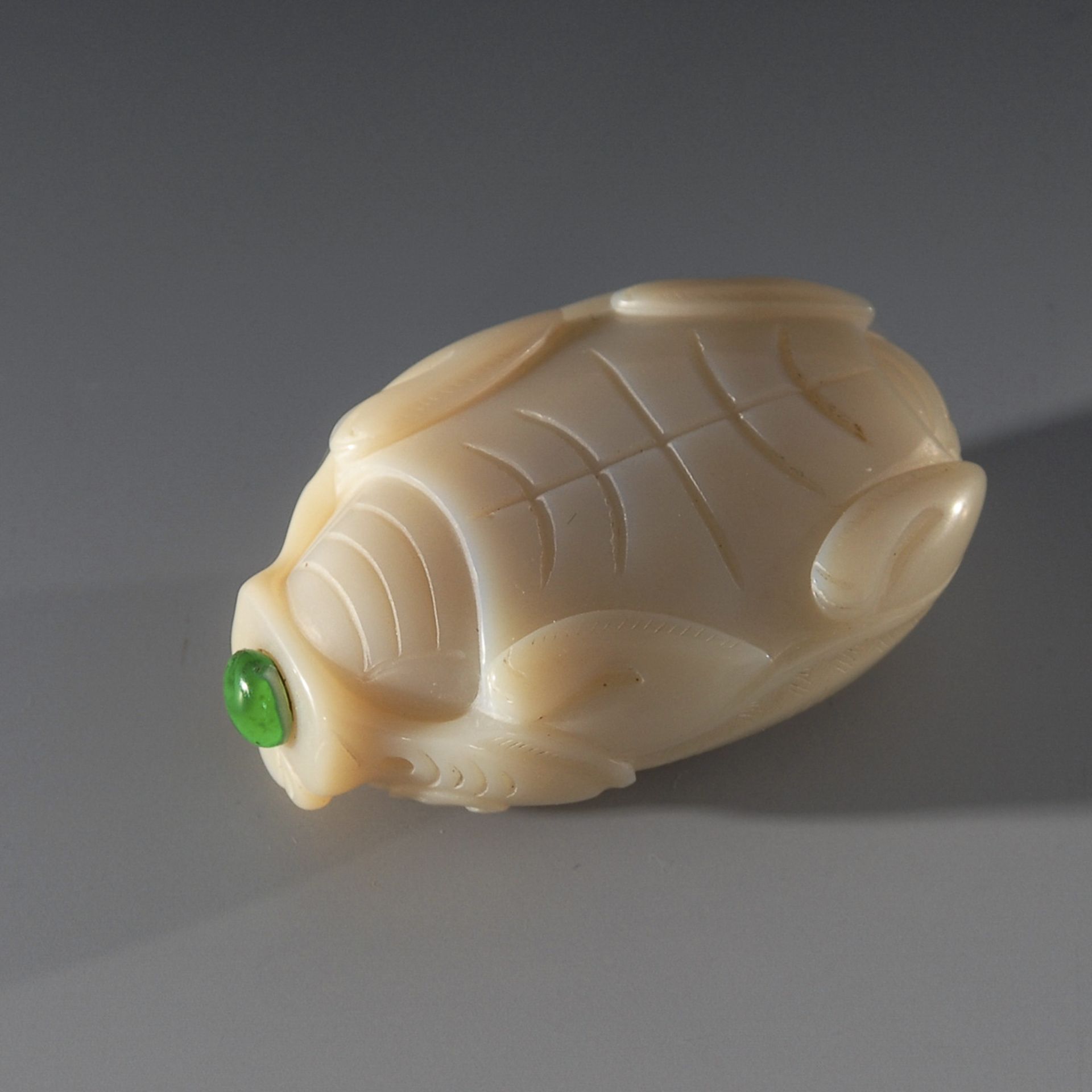 Snuffbottle - Schildkröte, weiße Jade.A Qing Dynasty White Jade Snuffbottle in the Shape of a - Image 3 of 4