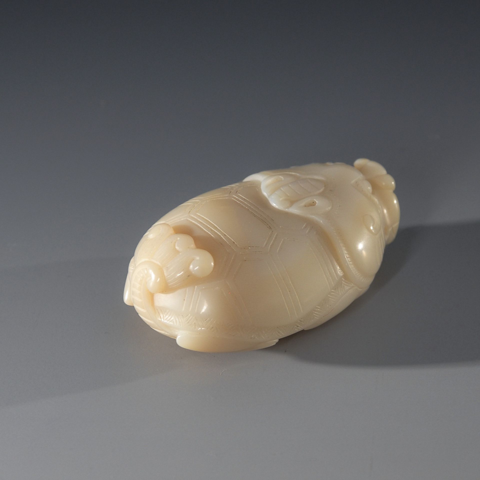 Snuffbottle - Schildkröte, weiße Jade.A Qing Dynasty White Jade Snuffbottle in the Shape of a - Image 4 of 4