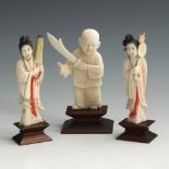 3 kleine Elfenbeinfiguren.China, wohl um 1930, teils farbig gefaßt, auf Holzsockel. H ca. 8 cm. Zwei