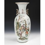 Bodenvase. Nachtrag 19.6.19: Goldbemalung berieben. Porzellan mit feiner, polychromer Bemalung. H 58