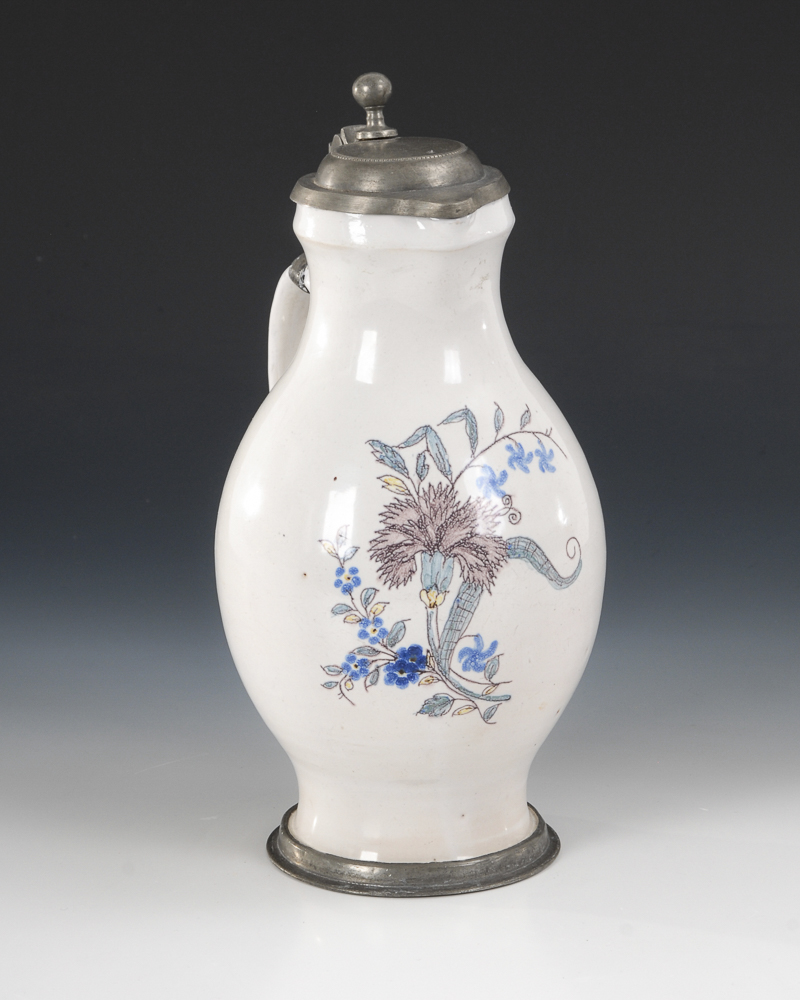 Fayence-Birnkrug mit Nelke, BAYREUTH.A Bayreuth Faience Beer Tankard Decorated With a Carnation.Um