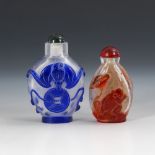 2 Snuffbottles - Überfangglas in Blau und Rot.Klarglas mit blauem Überfang. Fledermaus und Münze.