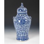 Deckelvase in Unterglasur-Blaumalerei.China, Porzellan, gesamt H 42 cm. Schlanke Balusterform mit