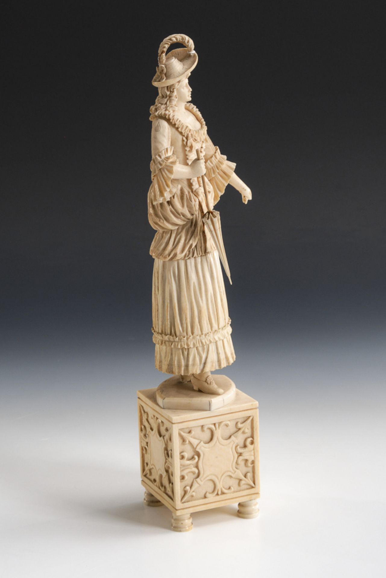 Große Elfenbein-Figur einer eleganten Dame auf Elfenbein-Sockel.19. Jh. Massiver(!), originaler - Image 2 of 4