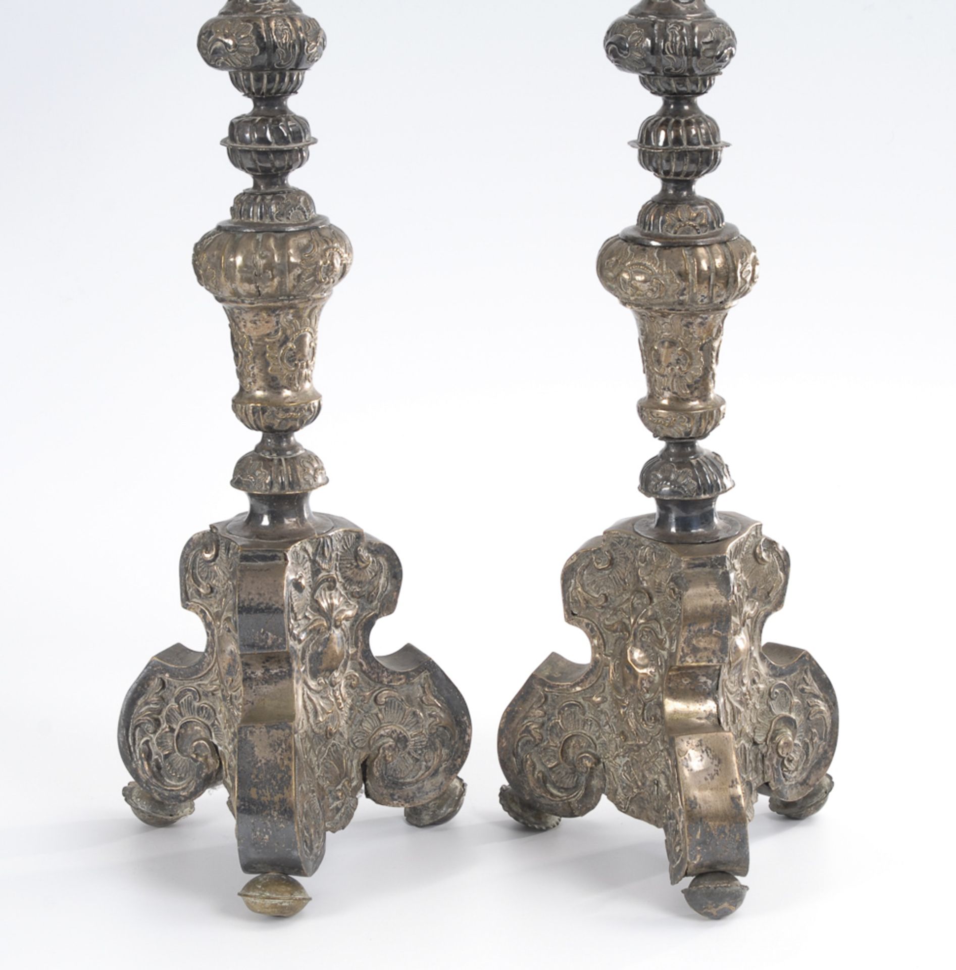 Paar barocke Altarleuchter.18. Jh. Messing, Reste einer Versilberung. H (ohne Dorn) 62 cm. Überaus - Image 2 of 3