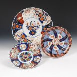 3 Imari-Teller.China, Porzellan, vorwiegend blau und rot bemalt. ø 31, 22, 22 cm. Alle mit gewelltem