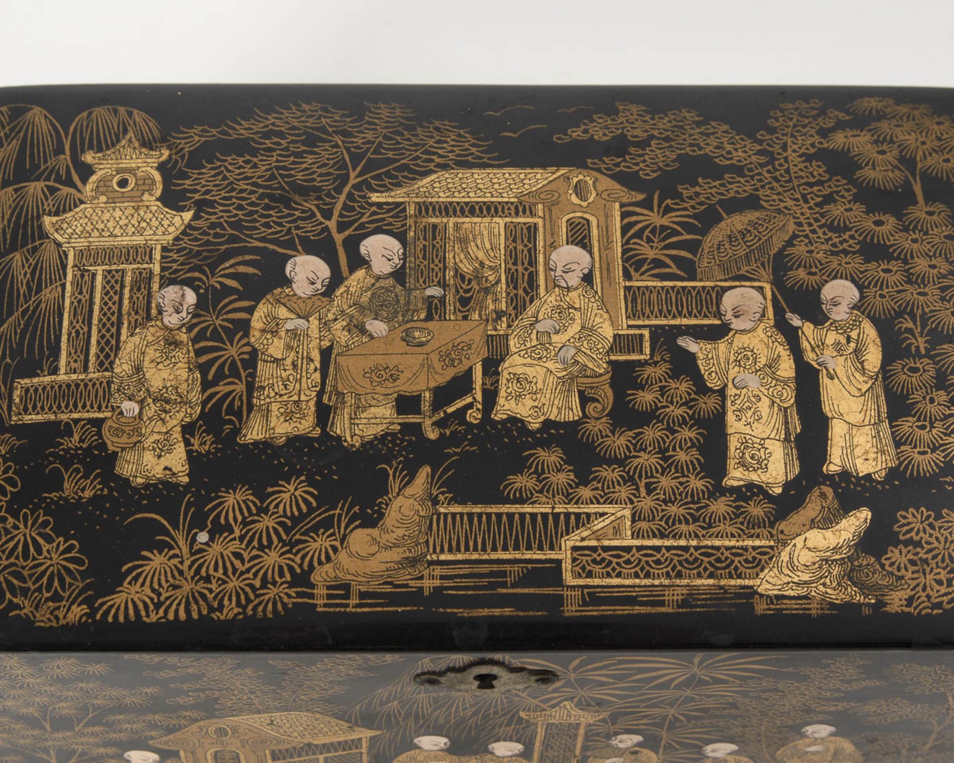 Teeschatulle mit Lackmalerei.China, wohl um 1920. 11 x 22 x 11 cm. Rechteckiger Korpus mit - Image 3 of 4