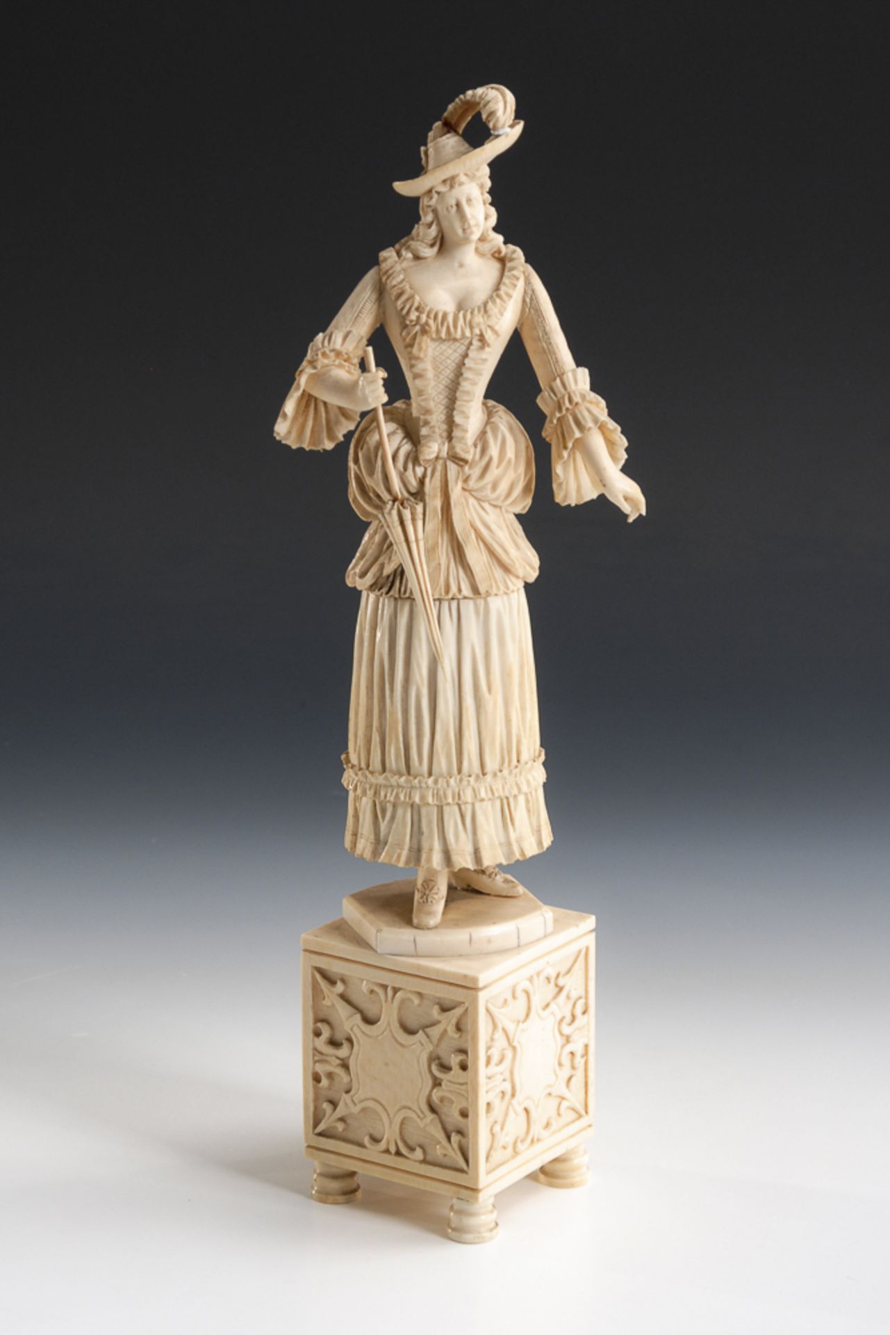 Große Elfenbein-Figur einer eleganten Dame auf Elfenbein-Sockel.19. Jh. Massiver(!), originaler