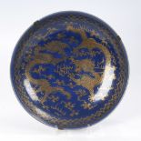 Großer Teller mit goldenen Drachen auf blauem Fond.A Large Chinese Guangxu Plate with a Golden