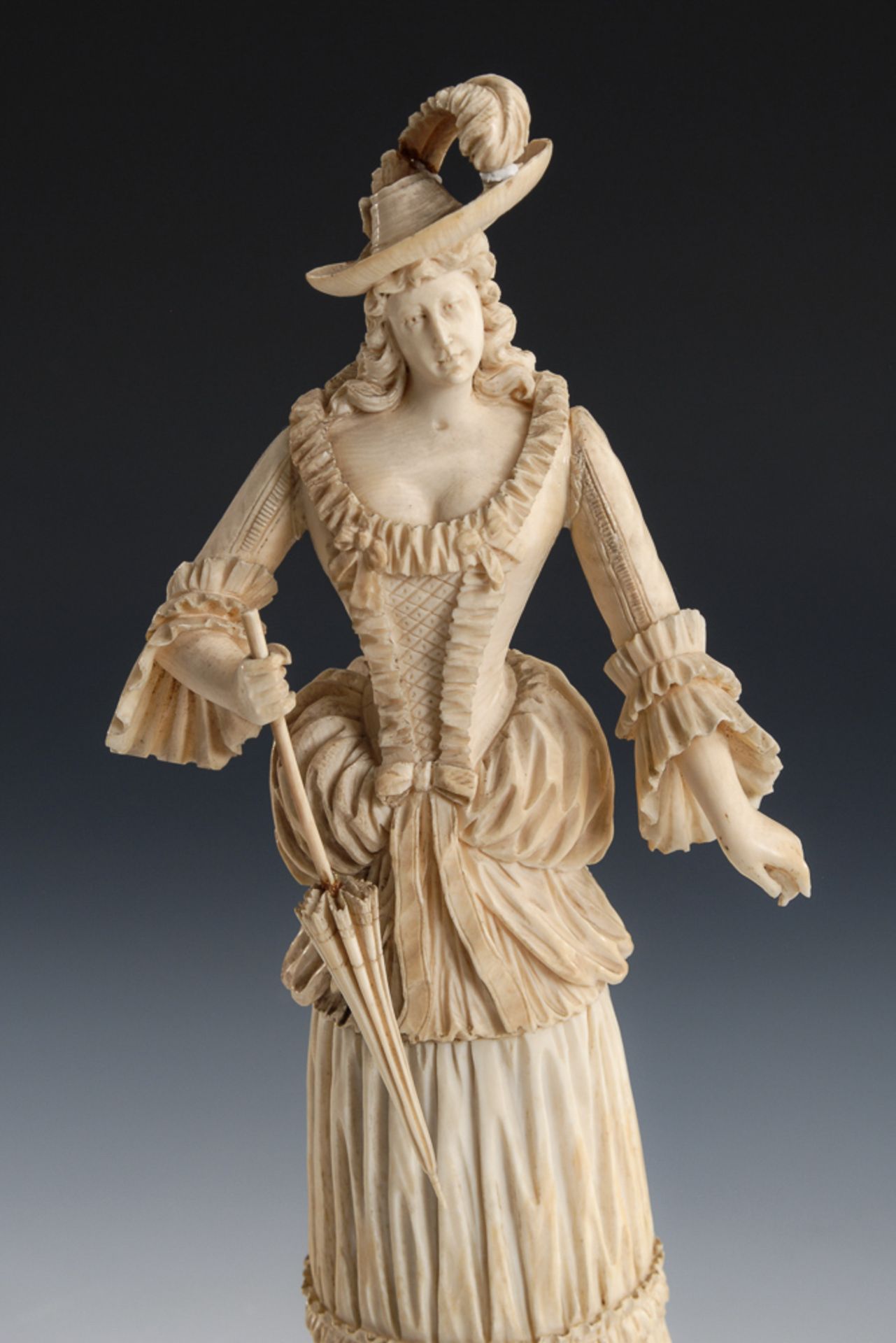 Große Elfenbein-Figur einer eleganten Dame auf Elfenbein-Sockel.19. Jh. Massiver(!), originaler - Image 4 of 4
