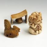 3 kleine Schnitzereien - Elfenbein.Wohl um 1920.Netsuke - Huhn, signiert, H 4 cm. / Sitzender