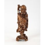 Mythologische Figur.China, helles Holz mit Zähnen aus Bein. H 45 cm. Kunstvoll geschnitzte Figur auf