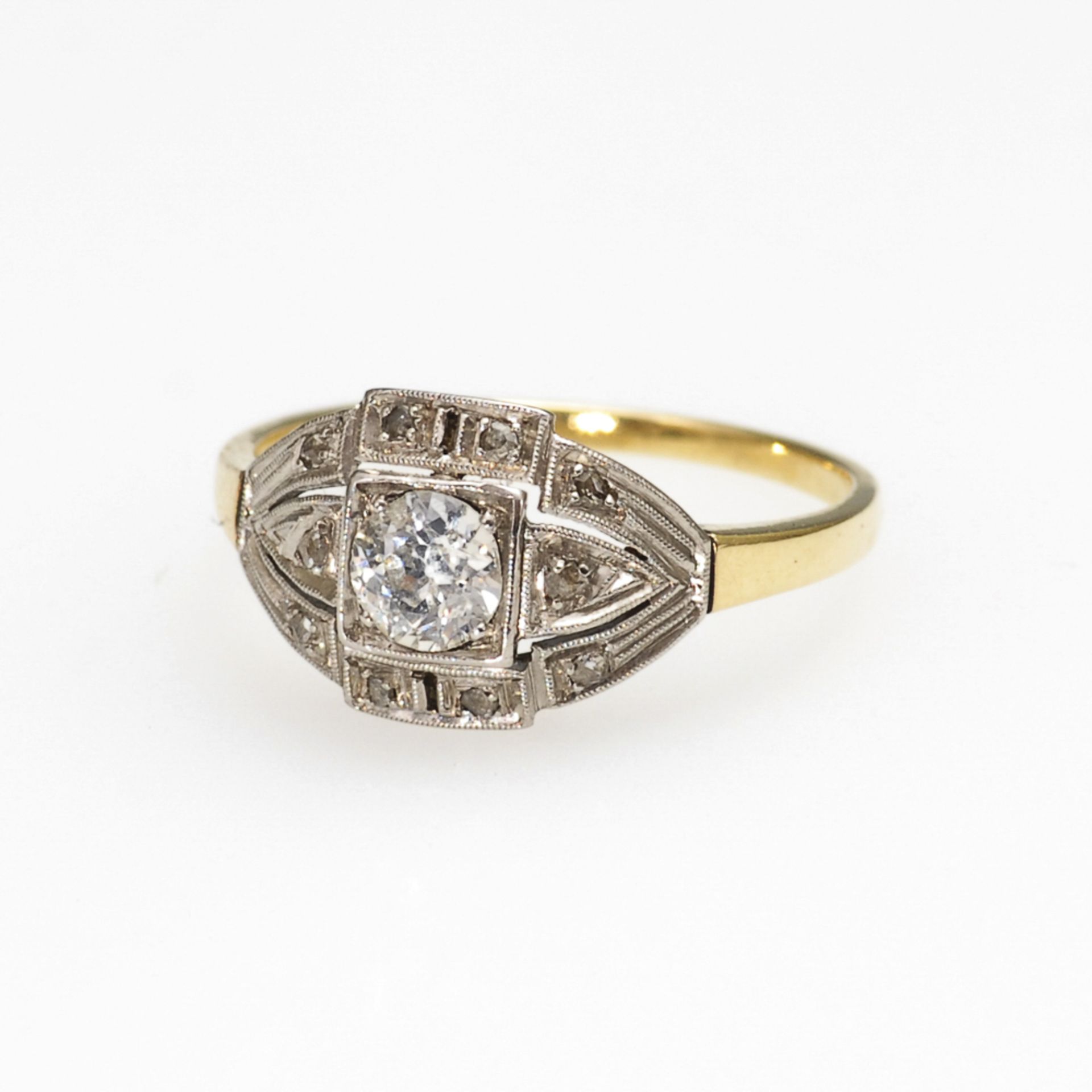 Art-déco-Ring mit Altschliff-Brillant und Diamantrosen.750 GG, ø 17 mm/Rg 55, 2,7 g. Millegriffes-