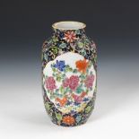 Vase Blumendekor auf schwarzem Grund.A Chinese Kangxi Vase with Floral Decorations and Chicken on