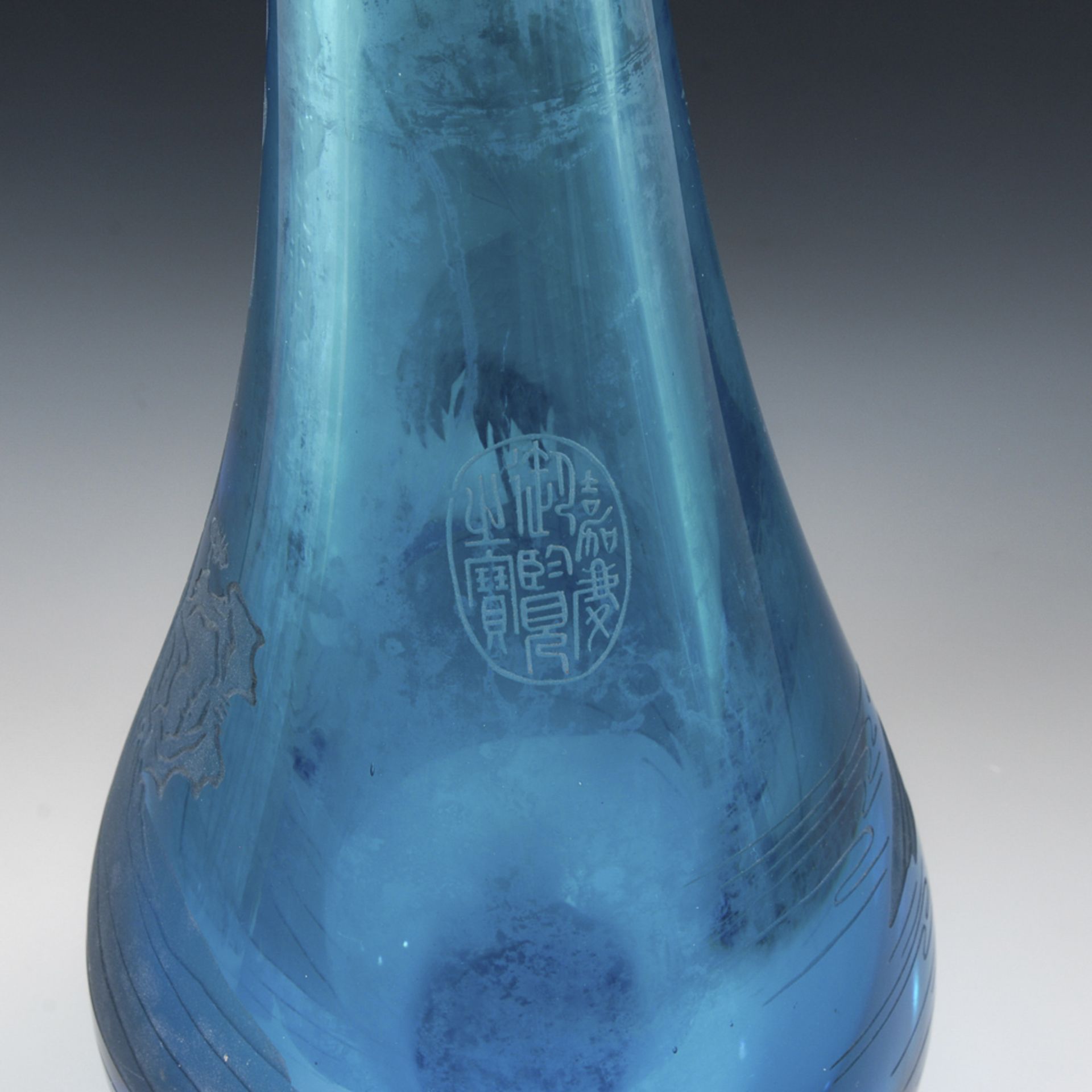 Türkisblaue Glasvase mit Kranichmotiv.China, um 1900, gemarkt. H 48 cm. Gewicht: 6,5 kg. Tropfenform - Image 2 of 3