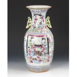 Balustervase mit Figurenszenen.China, Porzellan, gemarkt. H 43 cm. Schlanke Form mit zwei