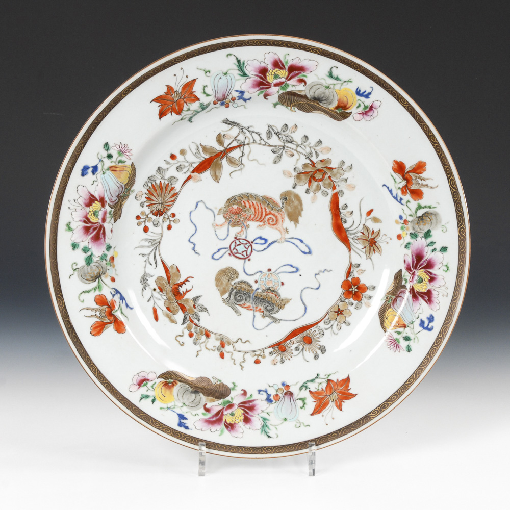 Wandteller mit teils goldfarbener Blumen- und Tiermalerei.Wohl China, Porzellan. ø 38,5 cm. Zwei