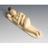 "Doctors Lady" in Lederhülle und Broschüre.A Chinese Ivory "Doctor's Lady" in Leather Case with