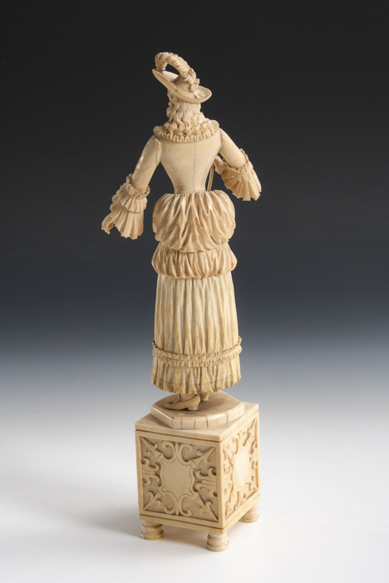 Große Elfenbein-Figur einer eleganten Dame auf Elfenbein-Sockel.19. Jh. Massiver(!), originaler - Image 3 of 4