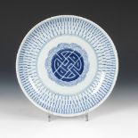 Teller mit blauem Streifenornament.China, Porzellan, um 1900. ø 27 cm. Im Spiegel abstrahiertes