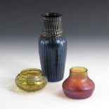 3 Jugendstil-Vasen.1x im Rippenmodel geblasene Balustervase aus violett-opakem, irisiertem Glas(H